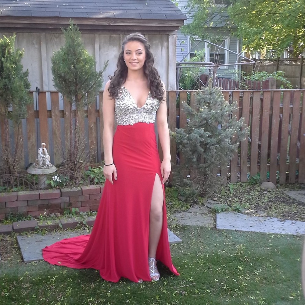 Red Gown - Picture 7 of 8